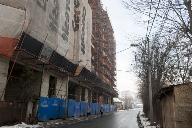 ГРАЂАНИ У СТРАХУ: Скела виси изнад пролазника